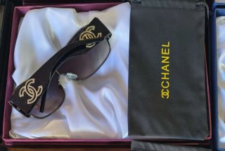 Gafas de sol Chanel negras y doradas
