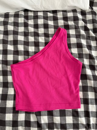 Top de un tirante rosa