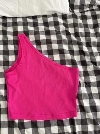 Top de un tirante rosa