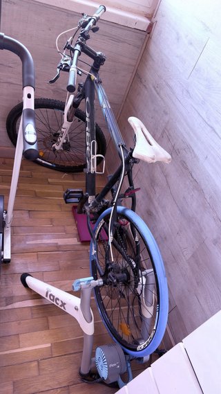 Bicicleta Orbea Dakar y rodillo Tacx Flow