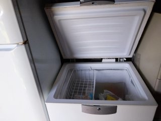 Nevera y arcón congelador blancos