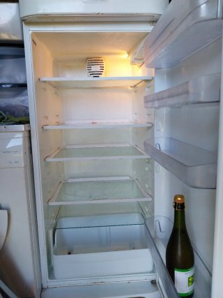 Nevera y arcón congelador blancos
