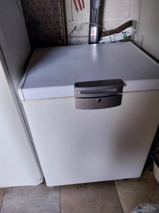 Nevera y arcón congelador blancos