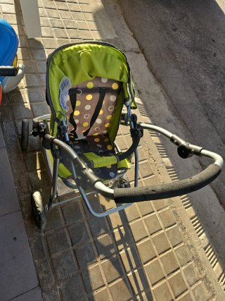 Carrito de muñeca verde y marrón