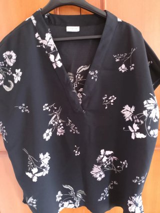 Blusa negra estampada floral