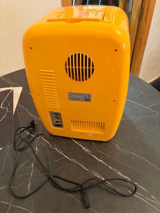 Mini Nevera portátil amarilla