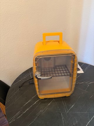 Mini Nevera portátil amarilla