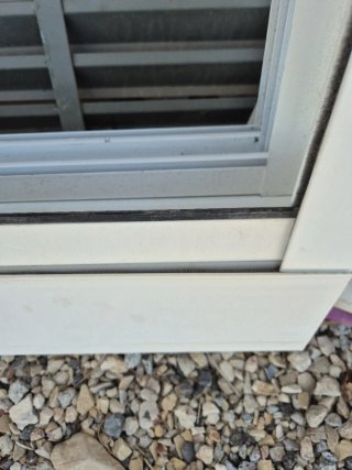 Ventana de aluminio con mosquitera