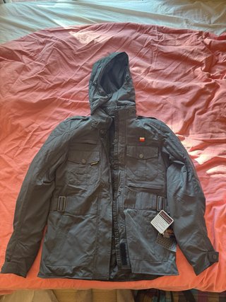 Chaqueta de moto gris con capucha