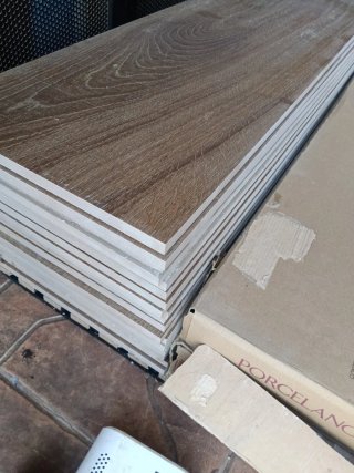 Baldosa porcelánica imitación madera