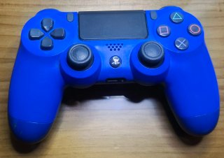 PS4 Slim averiada con mando azul