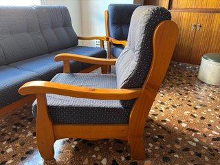 Sofá y 2 sillones de madera y tela