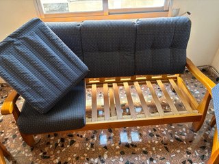 Sofá y 2 sillones de madera y tela