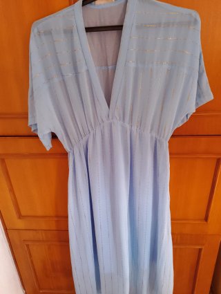 Vestido azul claro con detalles dorados