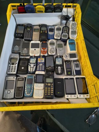 Lote de teléfonos móviles antiguos