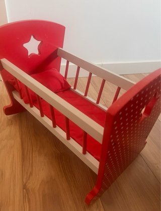 Cuna de juguete de madera roja