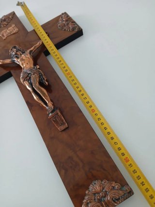 Crucifijo de madera con detalles