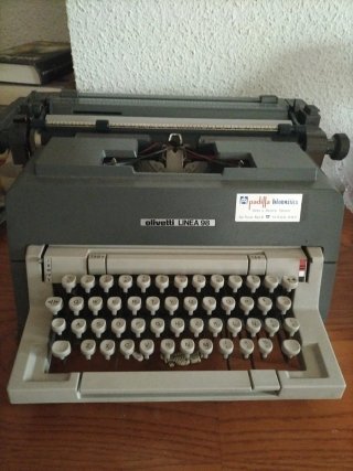 Máquina de escribir Olivetti Línea 98