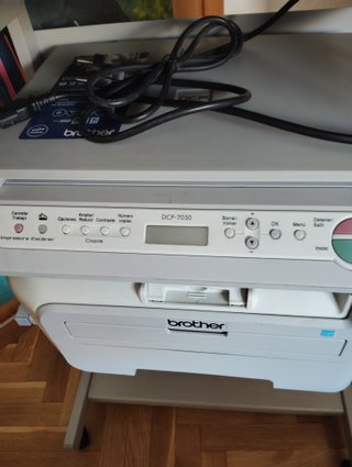 Impresora Brother DCP-7030 con Mesa