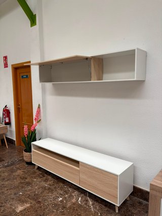 Mueble TV y estante salón cambria y blanco