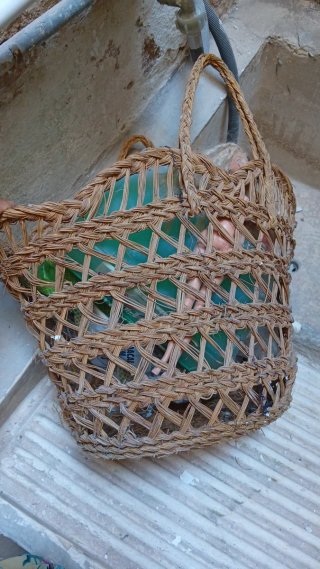 Cesta de mimbre artesanal