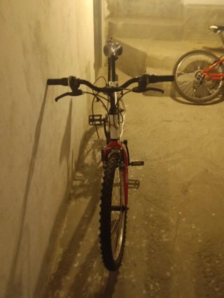 Bicicleta blanca y roja