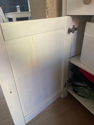 Cómoda blanca y madera.
