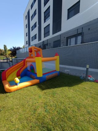 Castillo hinchable acuático con tobogán