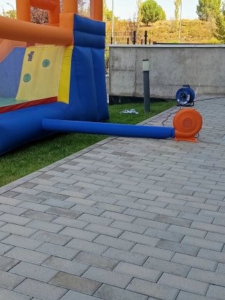 Castillo hinchable acuático con tobogán