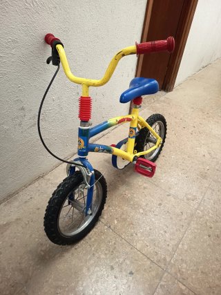 Bicicleta infantil azul y amarilla