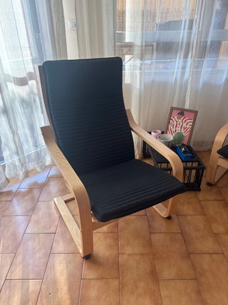 Butaca lectura Ikea madera y tela negra