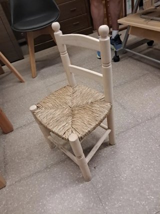 Silla infantil de madera con asiento de enea