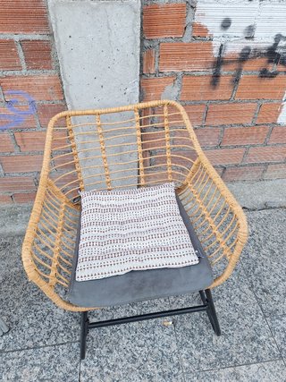 Silla de mimbre con cojín gris