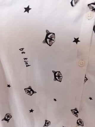 Blusa blanca con estampado de mapuches.