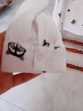 Blusa blanca con estampado de mapuches.