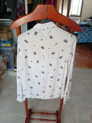 Blusa blanca con estampado de mapuches.