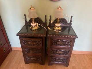 Lámpara de mesa dorada y blanca