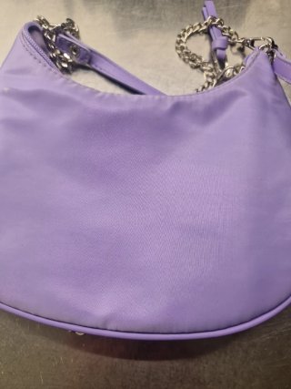 Bolso lila con cadena y cartera