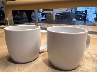 Taza de cerámica blanca