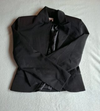 Chaqueta negra con hombreras