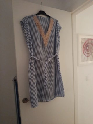 Vestido de rayas azul y beige