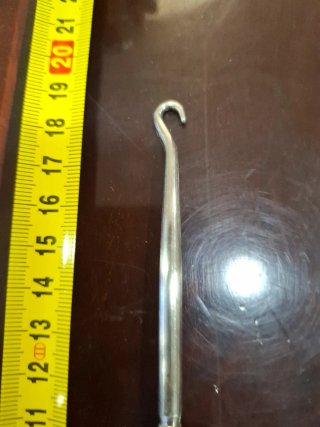 Herramienta antigua de metal plateado