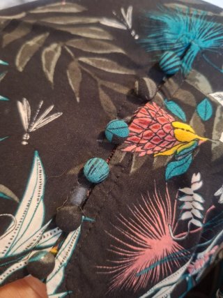 Blusa floral negra Kiabi hombros descubiertos tall
