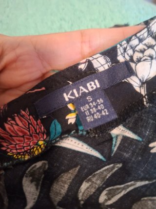 Blusa floral negra Kiabi hombros descubiertos tall