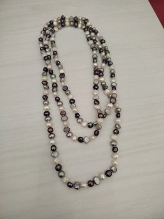 Collar de perlas grises y blancas