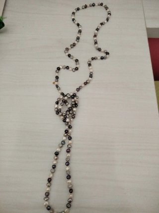 Collar de perlas grises y blancas