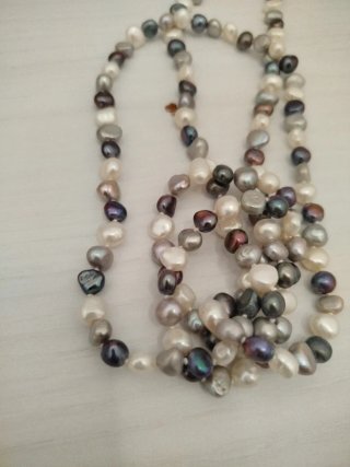 Collar de perlas grises y blancas