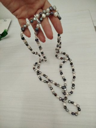 Collar de perlas grises y blancas