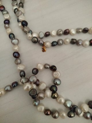 Collar de perlas grises y blancas