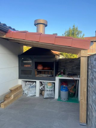 Barbacoa de obra con cubierta de madera